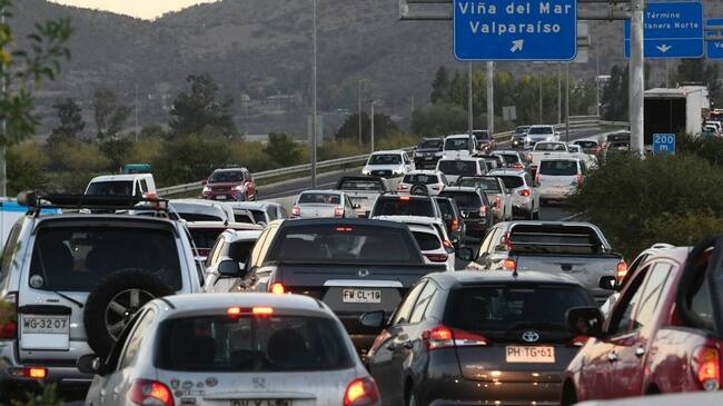 13 de abril de 2022/SANTIAGOCongestión vehicular rumbo a la Quinta Región por gran cantidad de personas que toman la ruta 68 para llegar a disfrutar el primer fin de semana largo del año
FOTO: PABLO OVALLE/AGENCIAUNO