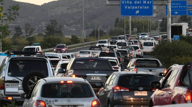 13 de abril de 2022/SANTIAGOCongestión vehicular rumbo a la Quinta Región por gran cantidad de personas que toman la ruta 68 para llegar a disfrutar el primer fin de semana largo del año
FOTO: PABLO OVALLE/AGENCIAUNO