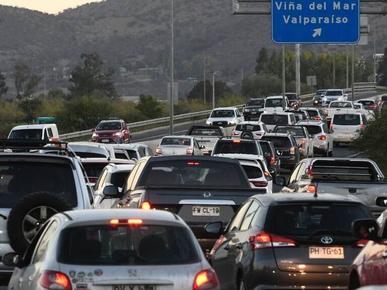 13 de abril de 2022/SANTIAGOCongestión vehicular rumbo a la Quinta Región por gran cantidad de personas que toman la ruta 68 para llegar a disfrutar el primer fin de semana largo del año
FOTO: PABLO OVALLE/AGENCIAUNO