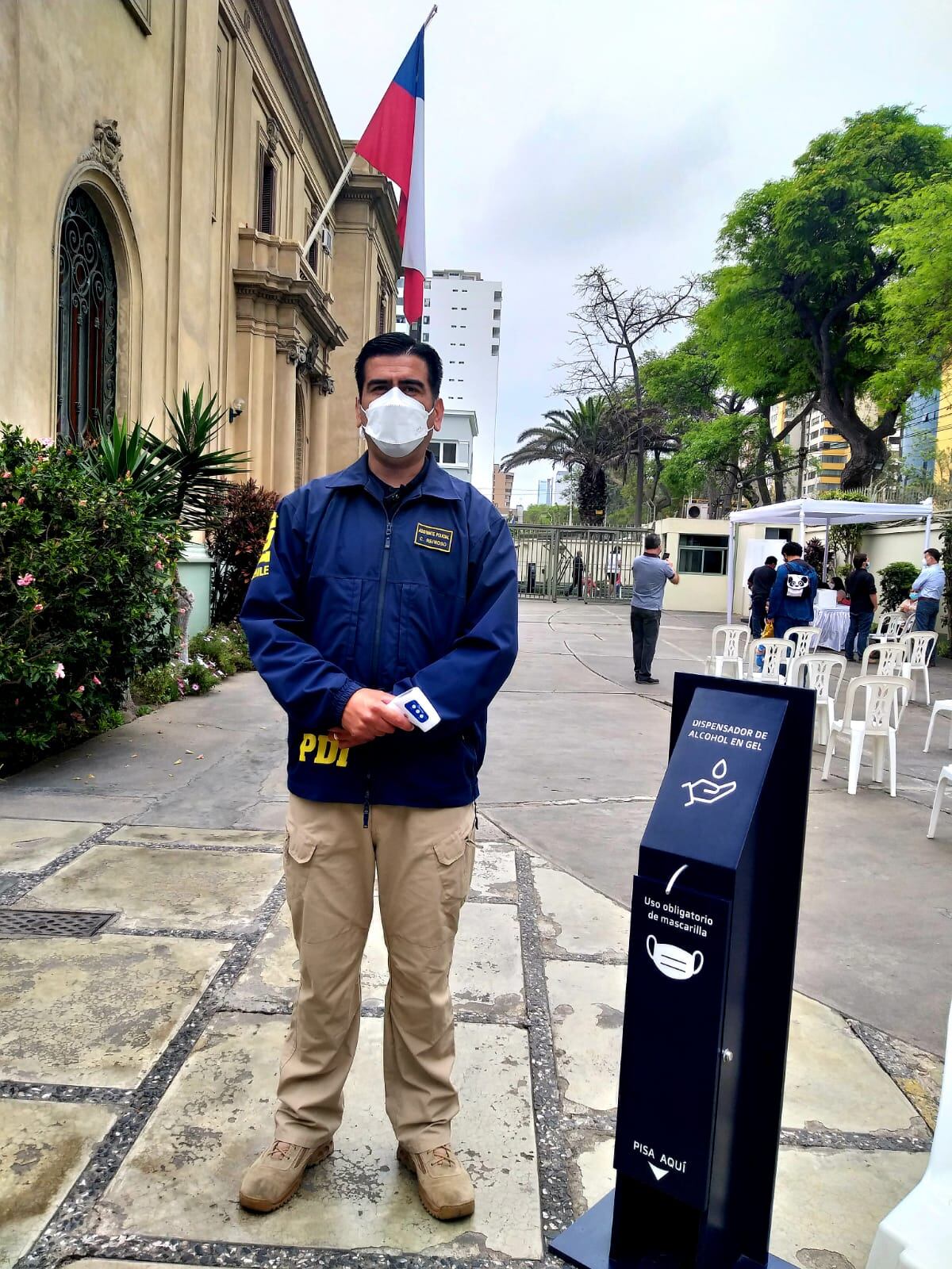 Así se viven las votaciones presidenciales en Perú: Monjas, disfraces y poleras de La Roja