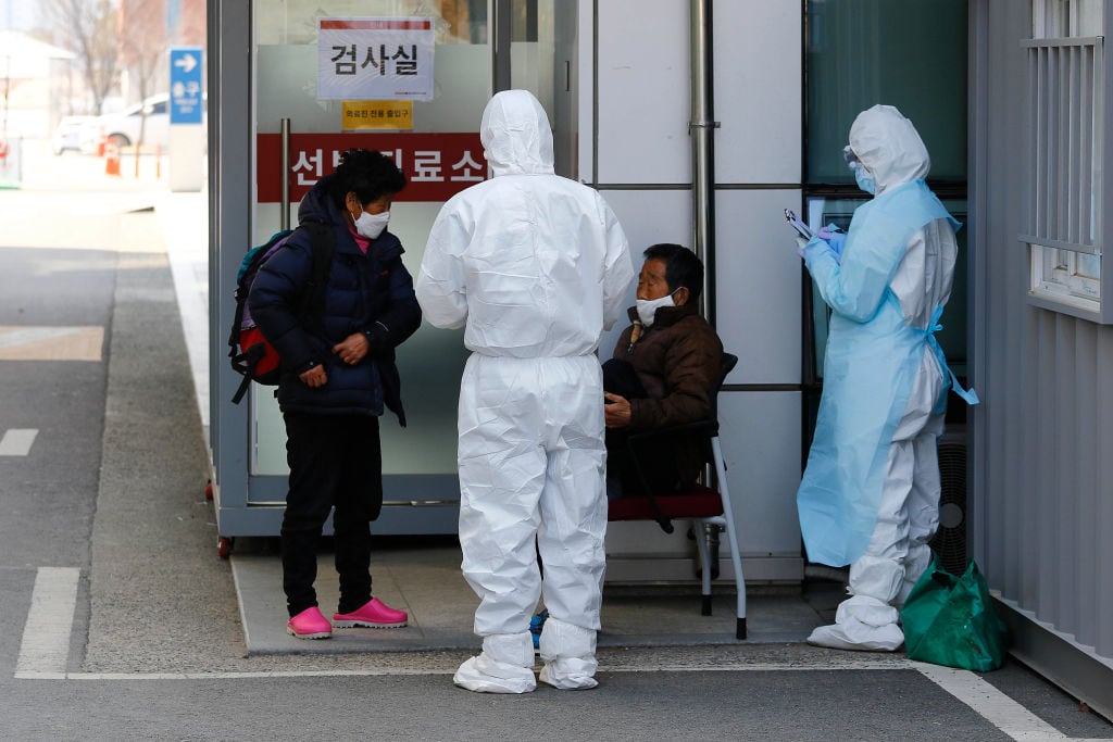 Personal médico realiza exámenes para detectar el covid-19 en Daegu