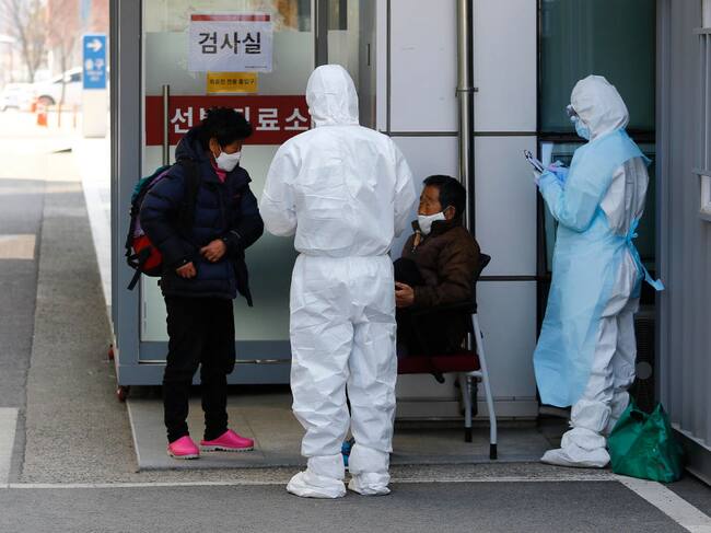 Personal médico realiza exámenes para detectar el covid-19 en Daegu