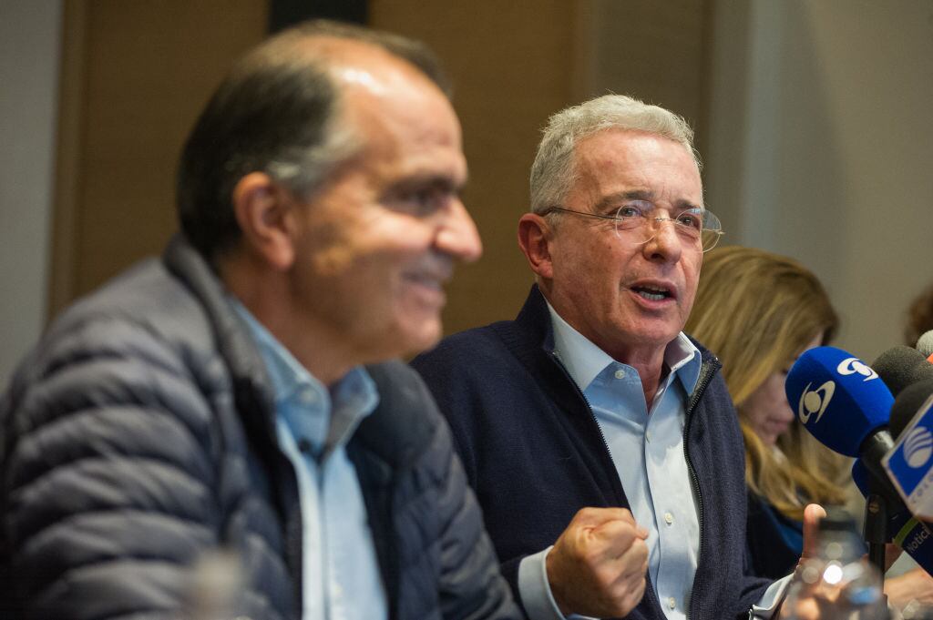 El exmandatario de Colombia Álvaro Uribe junto a Óscar Zuluaga
