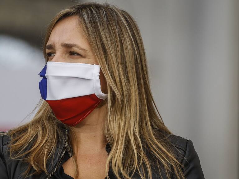 8 de mayo del 2020/SANTIAGOLa diputada Maria Jose Hoffman, participa un punto de prensa en el patio de Los Naranjos del Palacio de La Moneda, tras reunirse con el Presidente de la Republica, para pedir el veto al proyecto de ley de ingreso familiar de emergencia.
FOTO: SEBASTIAN BELTRAN GAETE/AGENCIAUNO