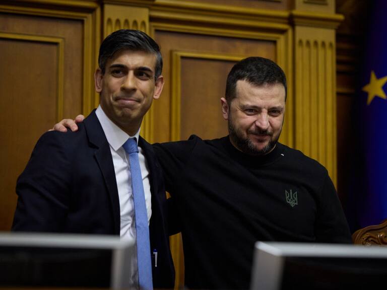 El primer ministro del Reino Unido, Rishi Sunak, visita al presidente de Ucrania, Volodimir Zelenski, durante un viaje oficial hasta la ciudad de Kiev.