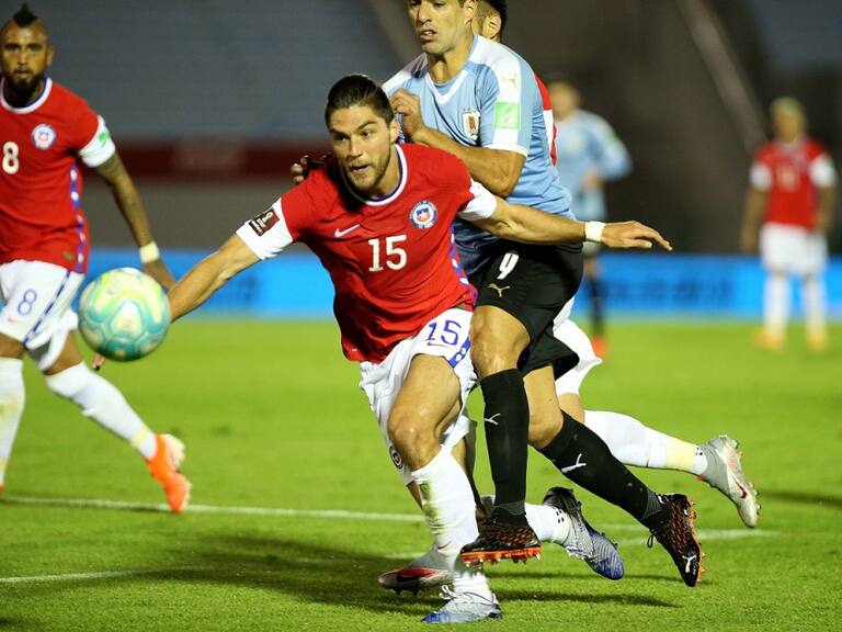 A Chile le robaron el triunfo ante Uruguay con un claro penal no cobrado