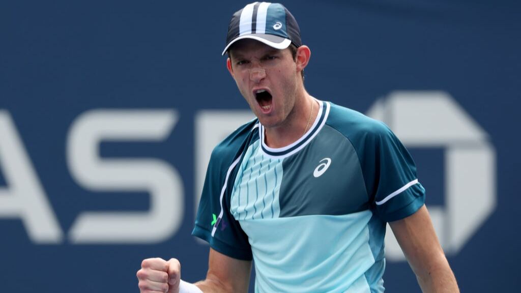 Nicolás Jarry supera a un duro Luca van Assche para instalarse en la segunda ronda del US Open