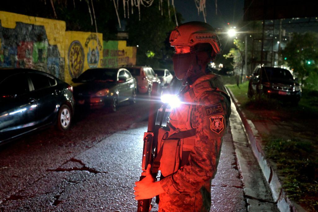 Militares realizan controles nocturnos en las calles de El Salvador