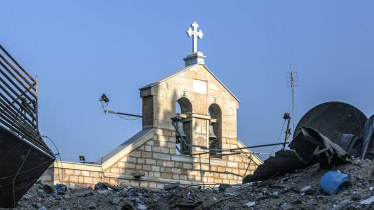 Israel bombardea la única iglesia católica de Gaza: párroco que informaba al papa Francisco sobre la guerra fue herido