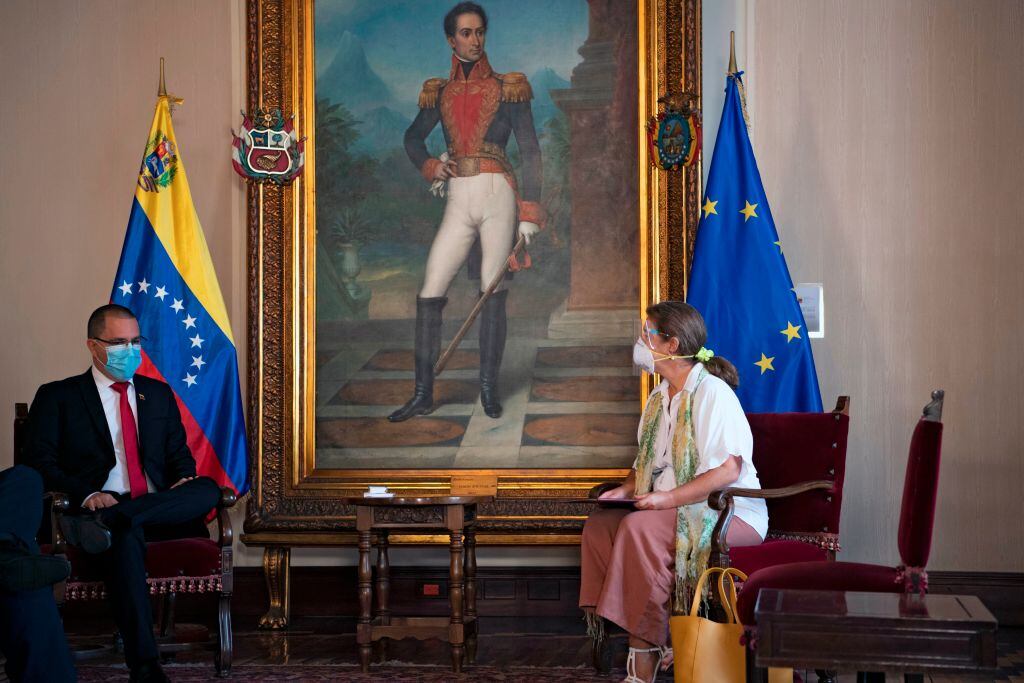 El canciller venezolano Jorge Arreaza junto a la embajadora europea Isabel Brilhante