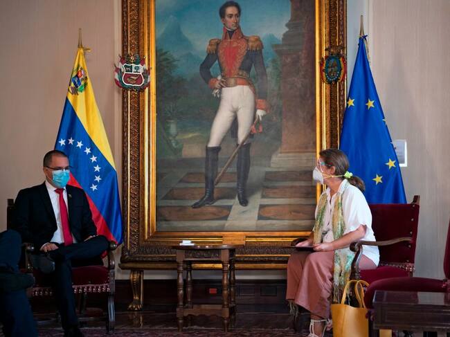 El canciller venezolano Jorge Arreaza junto a la embajadora europea Isabel Brilhante