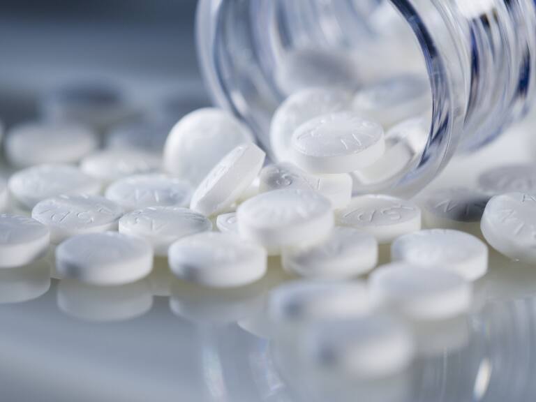 ¿Tomas aspirina a diario? Esto es lo que debes saber sobre sus efectos secundarios, según estudios