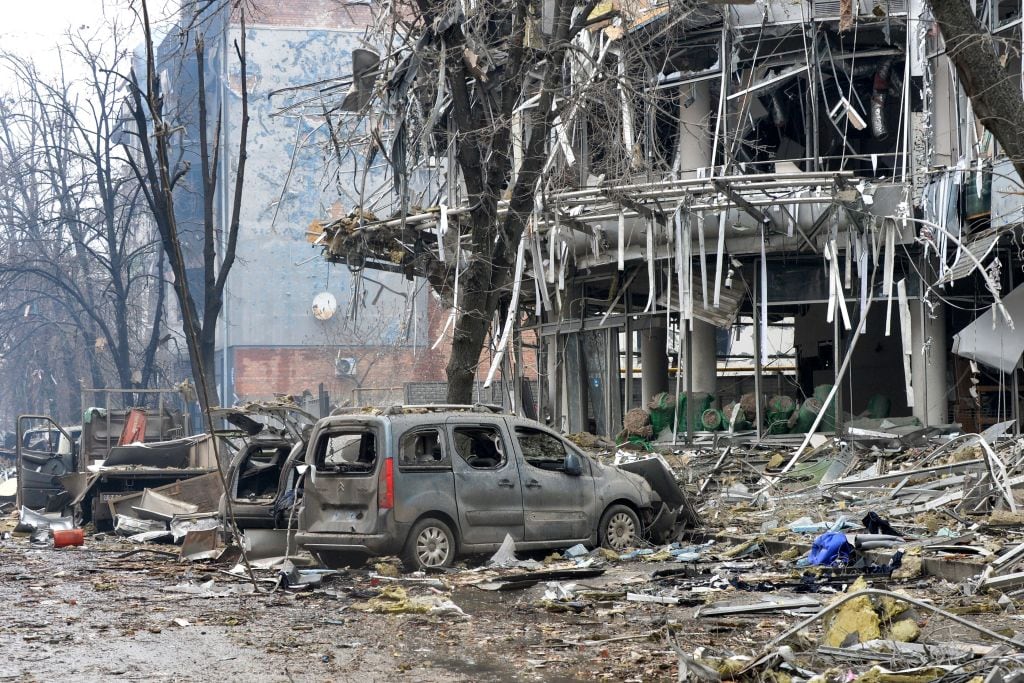 El daño de las bombas en la ciudad ucraniana de Járkov