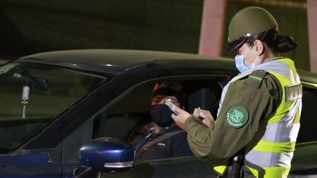 08 DE MAYO DE 2020/SANTIAGO Una Carabinero revisa los documentos de un automivilista, durante el control en toque de queda para la comuna de La Florida
FOTO: MAURICIO MÉNDEZ/AGENCIAUNO
