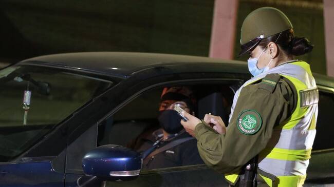 08 DE MAYO DE 2020/SANTIAGO Una Carabinero revisa los documentos de un automivilista, durante el control en toque de queda para la comuna de La Florida
FOTO: MAURICIO MÉNDEZ/AGENCIAUNO