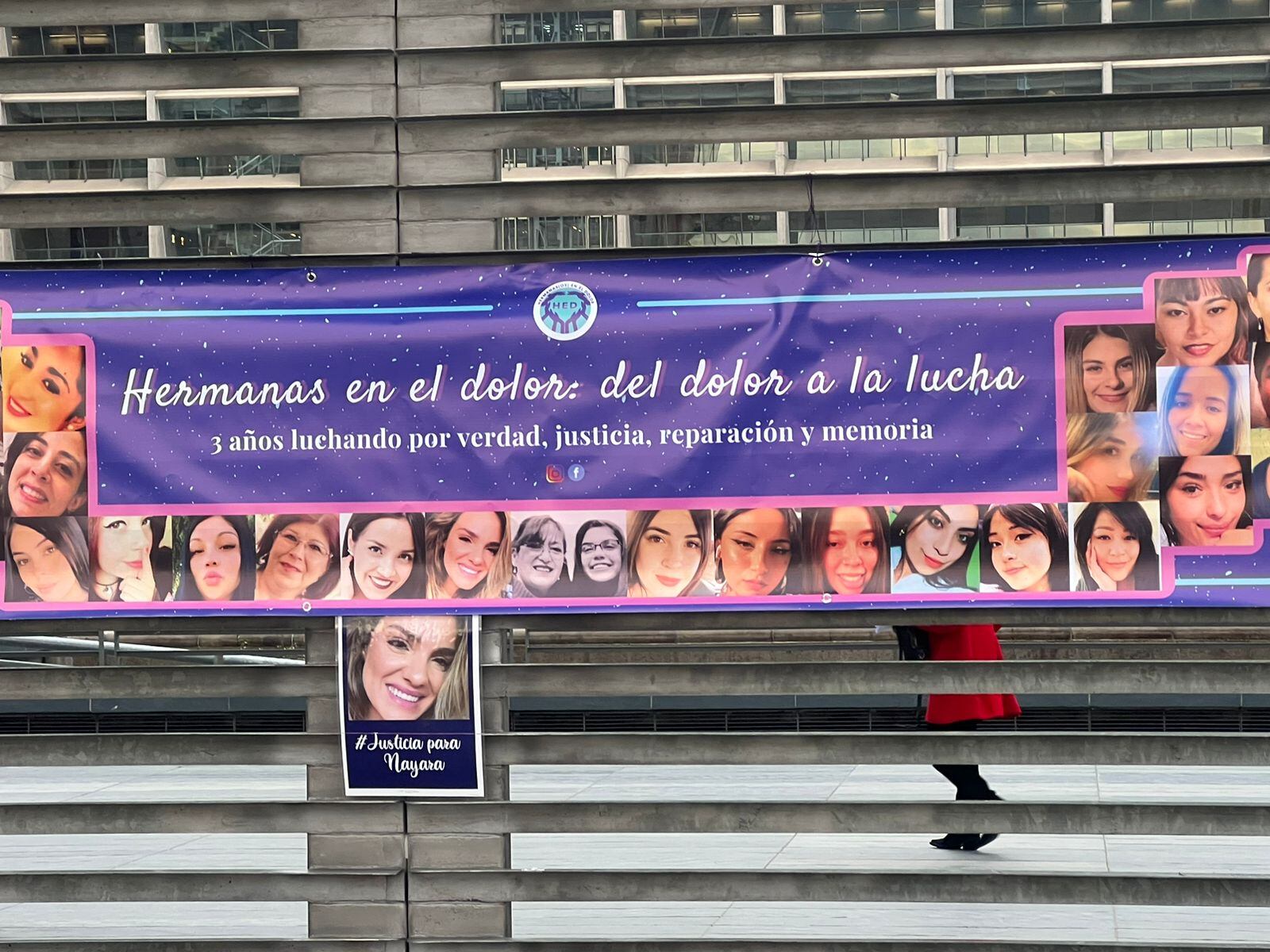 ADN | Lienzo de organizaciones a las afueras del Centro de Justicia de Santiago durante la audiencia de lectura de veredicto