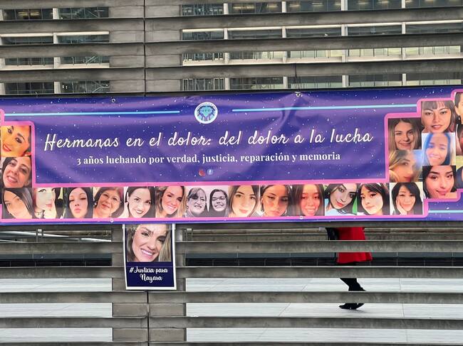 ADN | Lienzo de organizaciones a las afueras del Centro de Justicia de Santiago durante la audiencia de lectura de veredicto