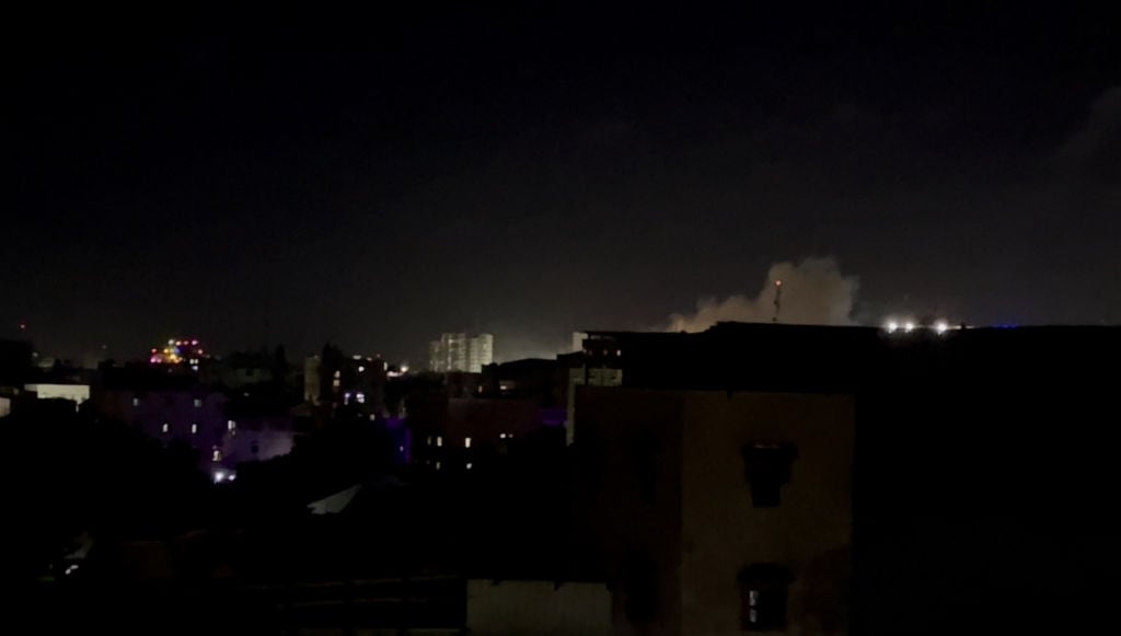 El humo se eleva tras la explosión en la ciudad de Mogadiscio en Somalia
