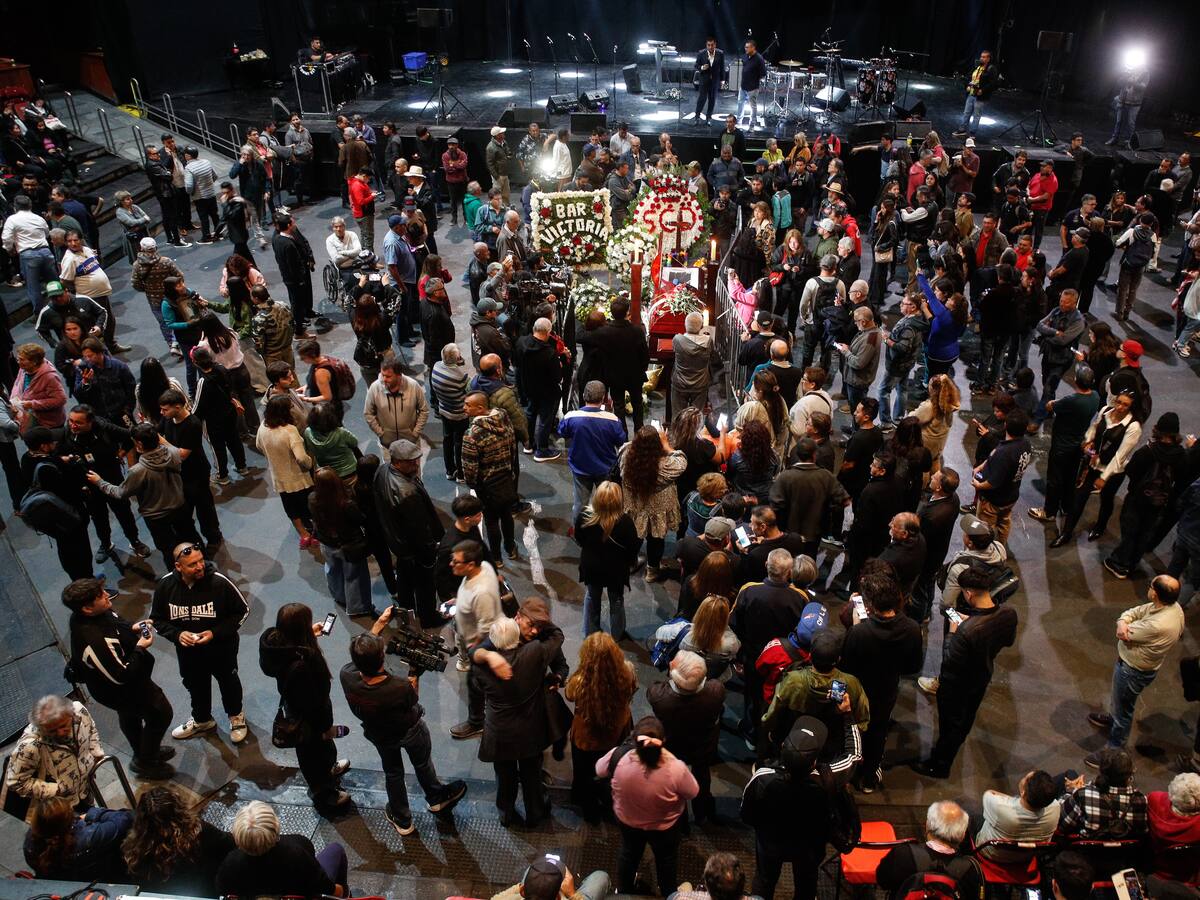 Cientos de personas, artistas y autoridades despiden a Tommy Rey en el Teatro Caupolicán: “Su música nos acompañó siempre”