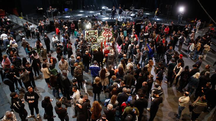 Cientos de personas, artistas y autoridades despiden a Tommy Rey en el Teatro Caupolicán: “Su música nos acompañó siempre”