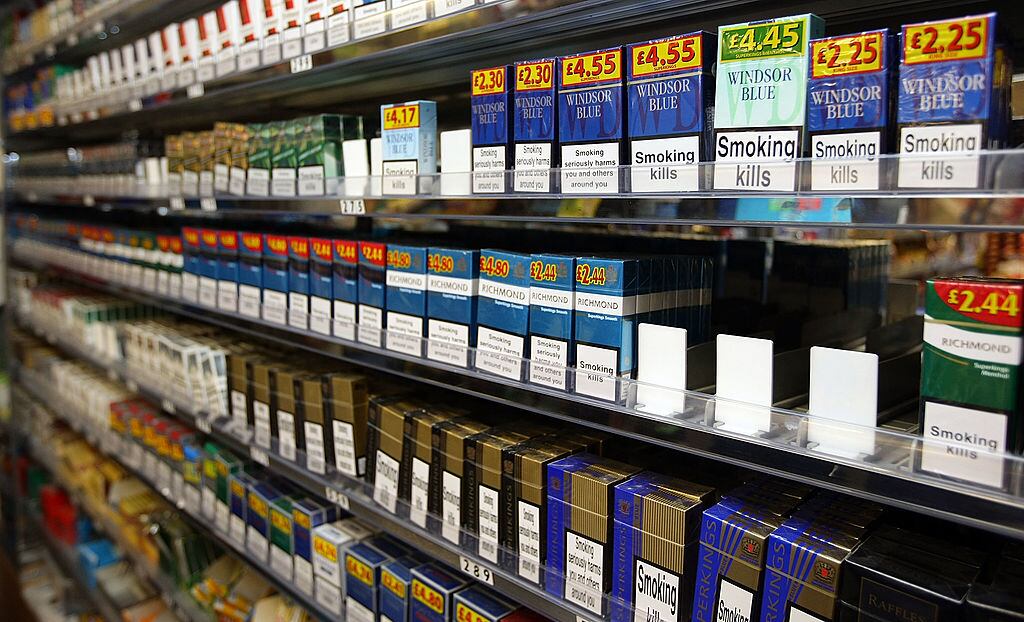 La venta de tabaco y cigarrillos en una tienda en la ciudad de Londres de Inglaterra, la capital del Reino Unido.