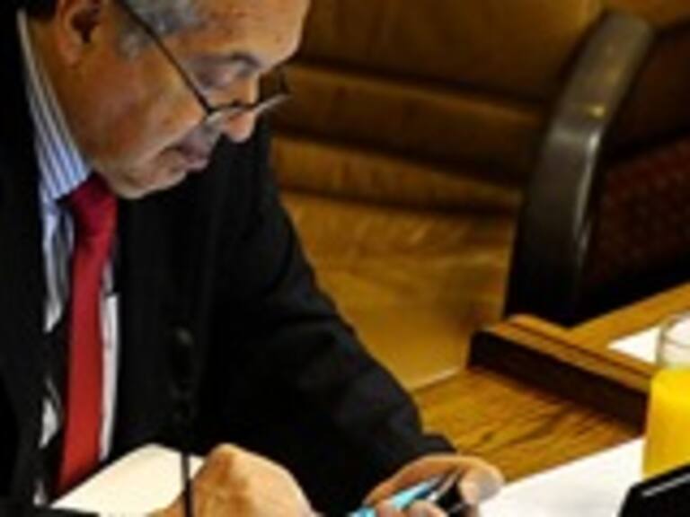 Diputado Ceroni rechazó la «infamia» de publicar sus mensajes personales de contenido sexual