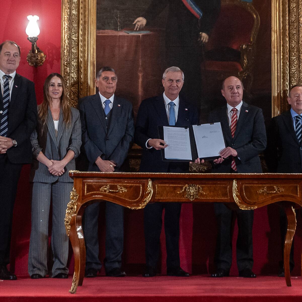 Kast firma Plan de Reconstrucción y apunta al Congreso: “Tendrá que decidir si está del lado del empleo o del estancamiento”