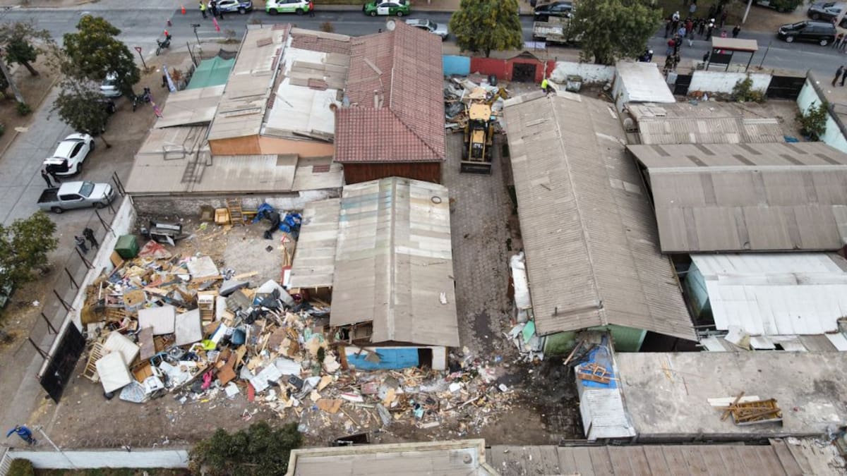 Desalojan excolegio usado como cité irregular en Estación Central: dueña del terreno habría tenido 170 inquilinos y cobraba desde $150 mil por pieza