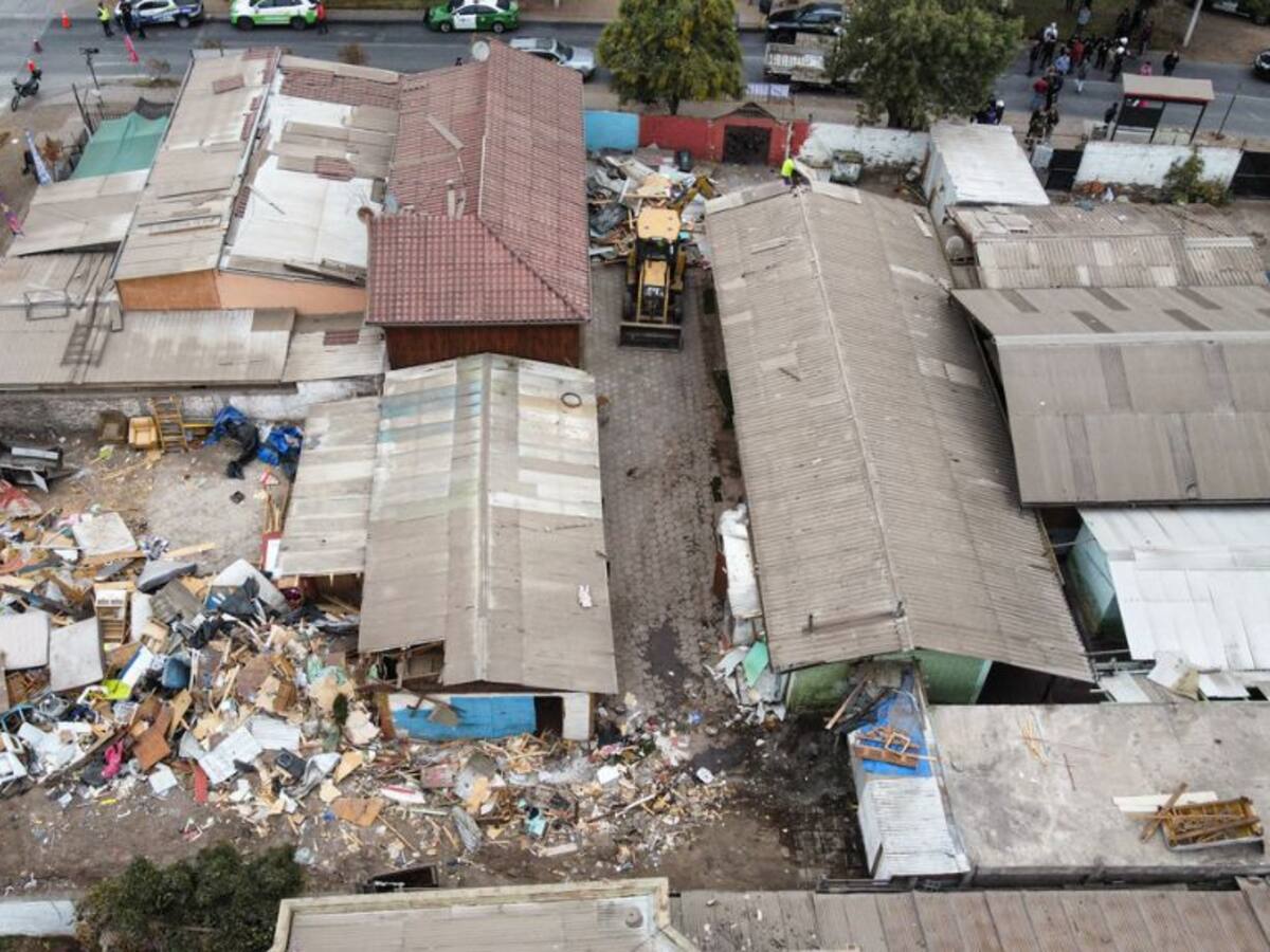 Desalojan excolegio usado como cité irregular en Estación Central: dueña del terreno habría tenido 170 inquilinos y cobraba desde $150 mil por pieza