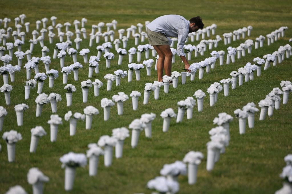 Memorial en homenaje a los niños asesinados en una matanza en Texas