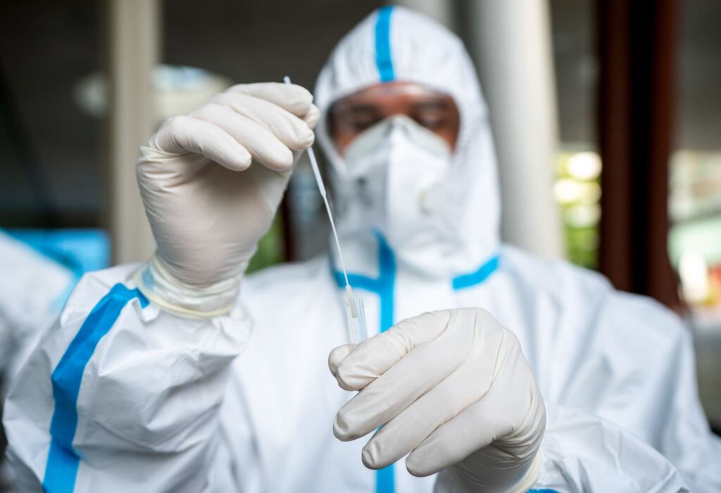 Trabajadores de la salud realizan test del Covid-19 en Austria