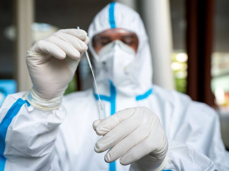 Trabajadores de la salud realizan test del Covid-19 en Austria