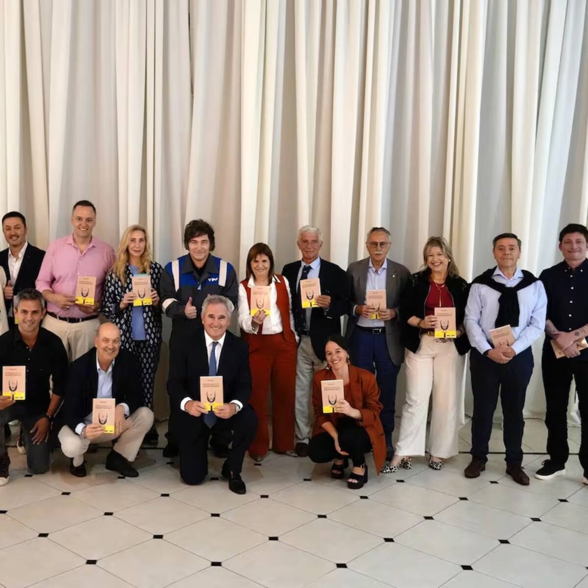El polémico libro que Milei regaló a sus ministros: defiende la usura, el narcotráfico y cuestiona prohibición del trabajo infantil