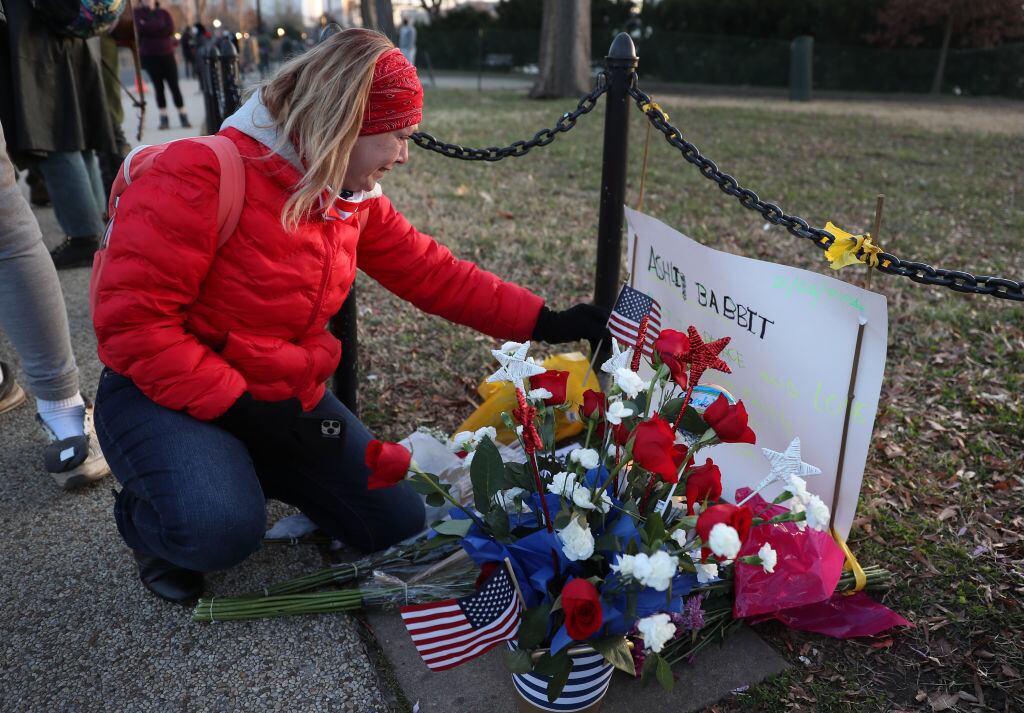 Mujer homenajea a una de las personas que murieron en el ataque al Capitolio