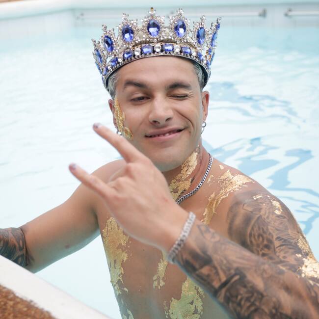 Nicolás Solabarrieta sorprende con jugado look estilo “Aquaman” para su piscinazo como embajador del Festival de Viña 2024