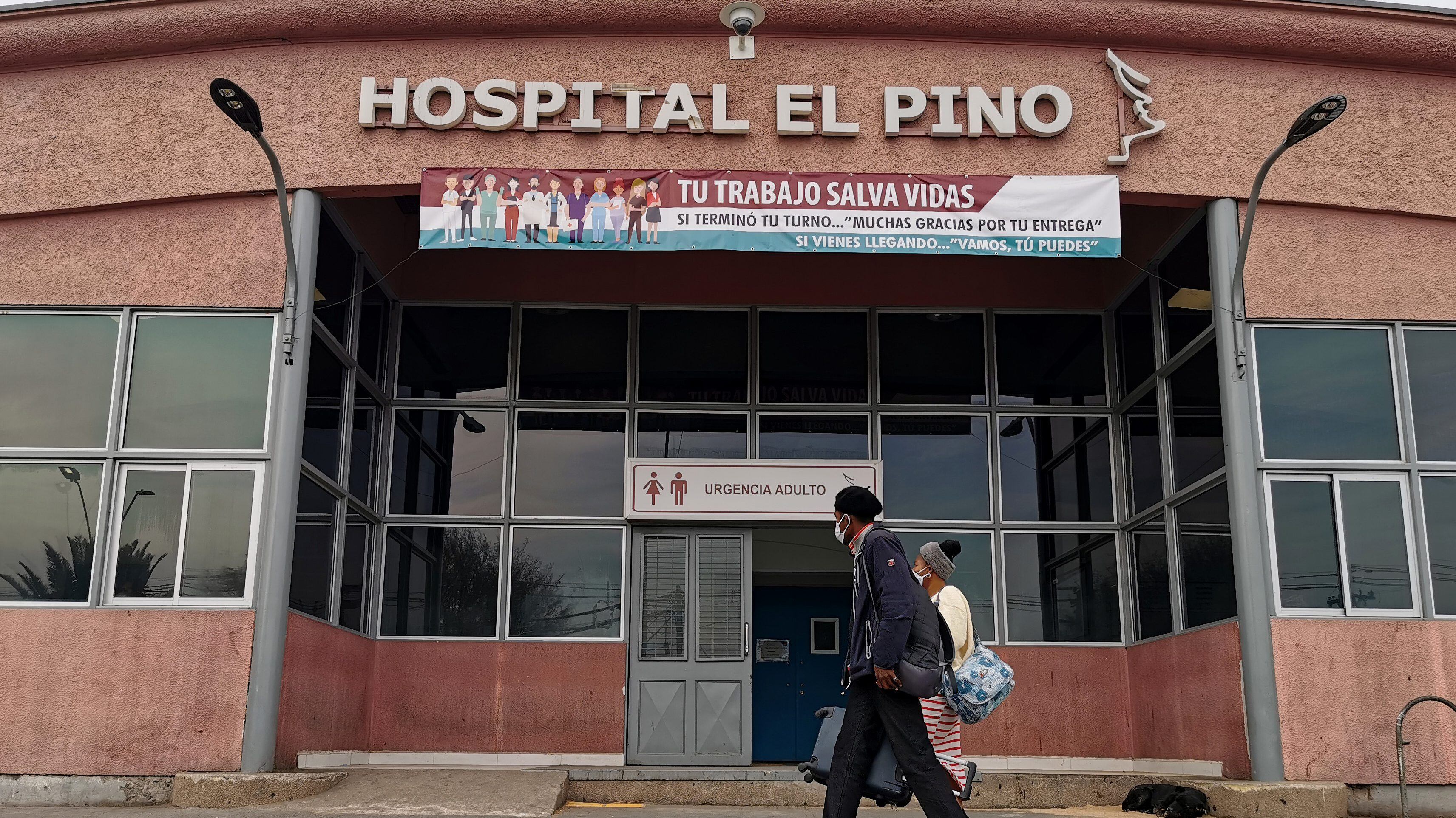 09 de Junio de 2020/SANTIAGODos persona caminan frente a la entrada de urgencia del Hospital el Pino ubicado en San Bernardo en medio de la pandemia del Covid-19
FOTO:MARIO DAVILA /AGENCIAUNO