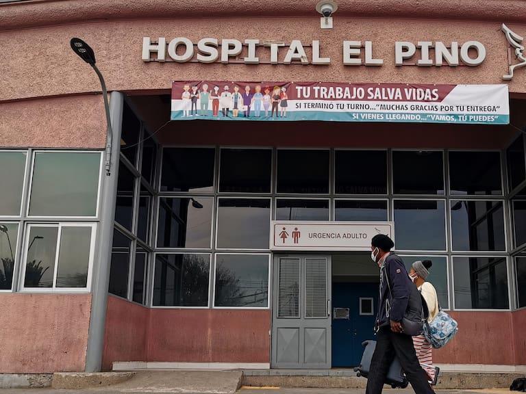 09 de Junio de 2020/SANTIAGODos persona caminan frente a la entrada de urgencia del Hospital el Pino ubicado en San Bernardo en medio de la pandemia del Covid-19
FOTO:MARIO DAVILA /AGENCIAUNO