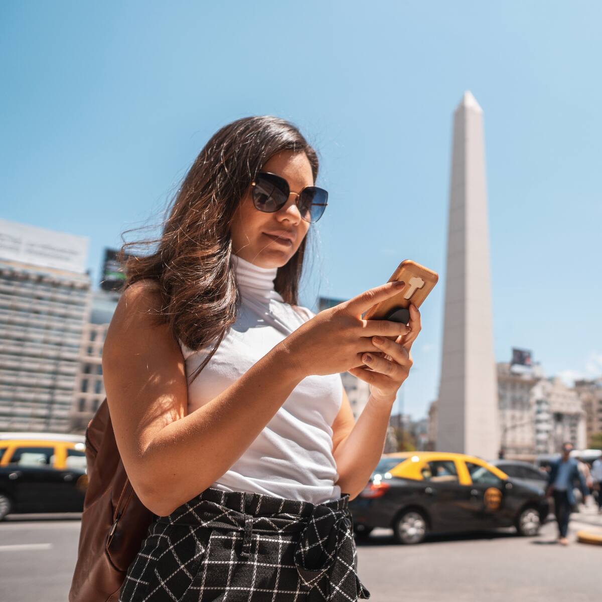 Sernac inicia procedimiento contra compañía telefónica por cobros indebidos en roaming durante viajes a Argentina