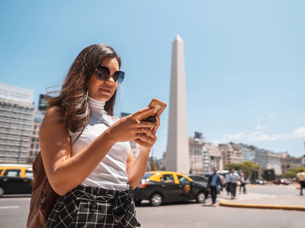 Sernac inicia procedimiento contra compañía telefónica por cobros indebidos en roaming durante viajes a Argentina