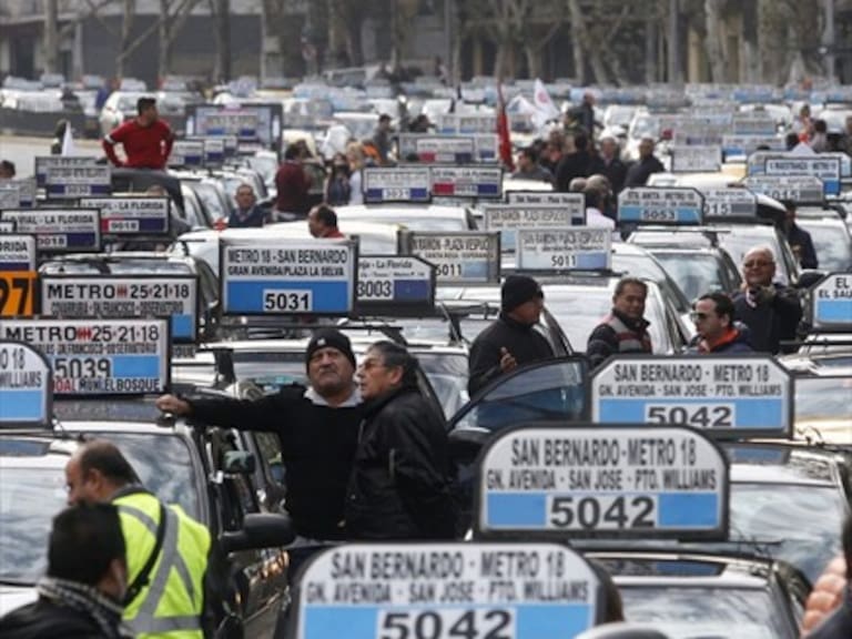 Transportes anunció licitación de 35 nuevas líneas de taxis colectivos en Santiago