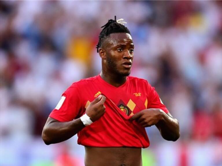 El tremendo pelotazo que se autoinfringió Michy Batshuayi en el gol de Bélgica