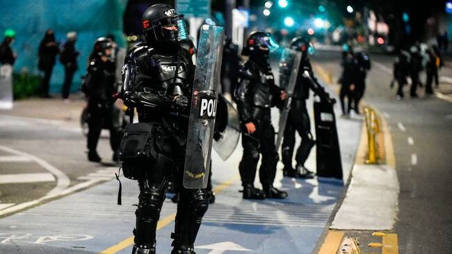 Policías enfrentan protestas en Bogotá
