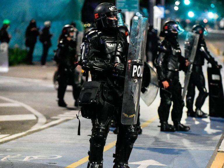 Policías enfrentan protestas en Bogotá