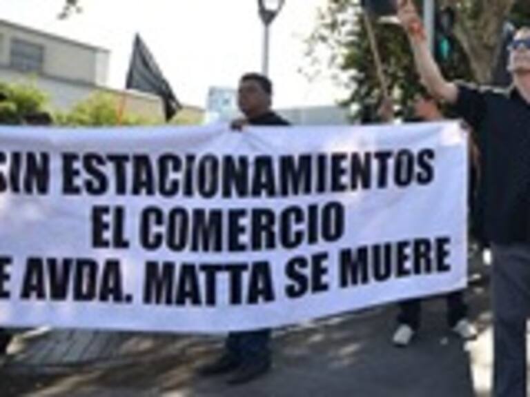 Comerciantes de avenida Matta rechazaron eliminación de estacionamientos de superficie
