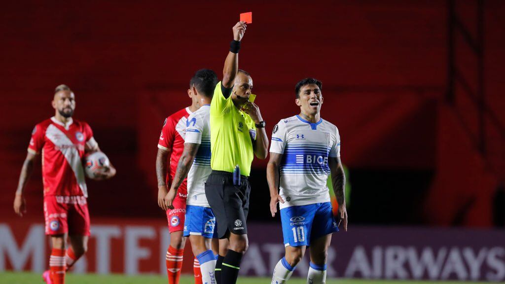 BUENOS AIRES, ARGENTINA - MAY 12: Edson Puch of Universidad Catolica is sent off during a match between Argentinos Juniors and Universidad Católica as part of group F of Copa CONMEBOL Libertadores 2021 at Diego Maradona Stadiumon May 12, 2021 in Buenos Aires, Argentina. (Photo by Juan Ignacio Roncoroni - Pool/Getty Images)