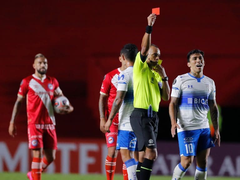 BUENOS AIRES, ARGENTINA - MAY 12: Edson Puch of Universidad Catolica is sent off during a match between Argentinos Juniors and Universidad Católica as part of group F of Copa CONMEBOL Libertadores 2021 at Diego Maradona Stadiumon May 12, 2021 in Buenos Aires, Argentina. (Photo by Juan Ignacio Roncoroni - Pool/Getty Images)