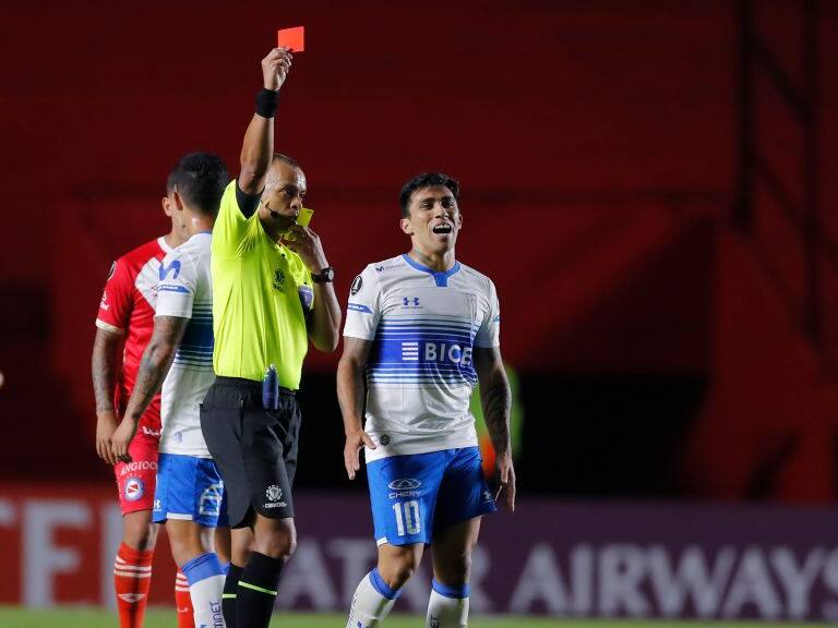 BUENOS AIRES, ARGENTINA - MAY 12: Edson Puch of Universidad Catolica is sent off during a match between Argentinos Juniors and Universidad Católica as part of group F of Copa CONMEBOL Libertadores 2021 at Diego Maradona Stadiumon May 12, 2021 in Buenos Aires, Argentina. (Photo by Juan Ignacio Roncoroni - Pool/Getty Images)