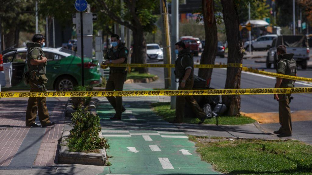 28 de FEBRERO de 2022/ LAS CONDESUna balacera se registró en las intersecciones de Gredos con IV Centenario en la comuna de Las Condes. Carabineros realizaba fiscalización y conductor de vehículo de alta gama realiza disparos dándose a la fuga
FOTO: DIEGO MARTIN/AGENCIAUNO