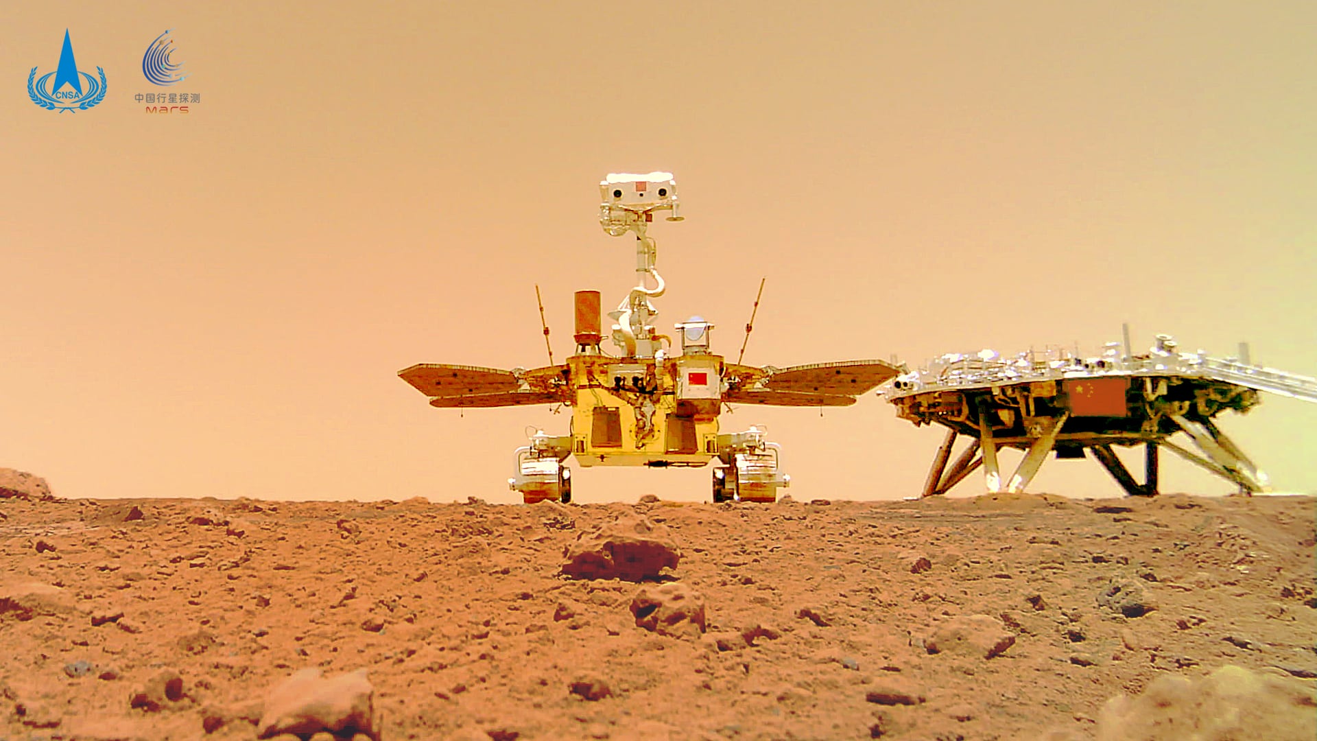 El robot Zhurong y la plataforma Tianwen en la superficie de Marte