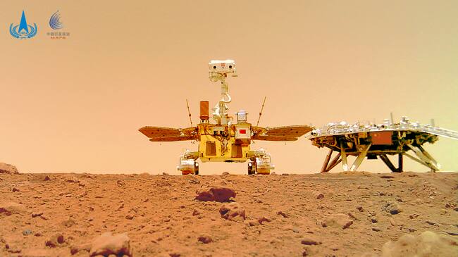 El robot Zhurong y la plataforma Tianwen en la superficie de Marte